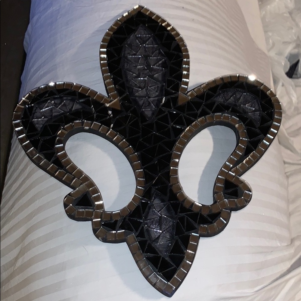 Fleur-de-lis wall decor